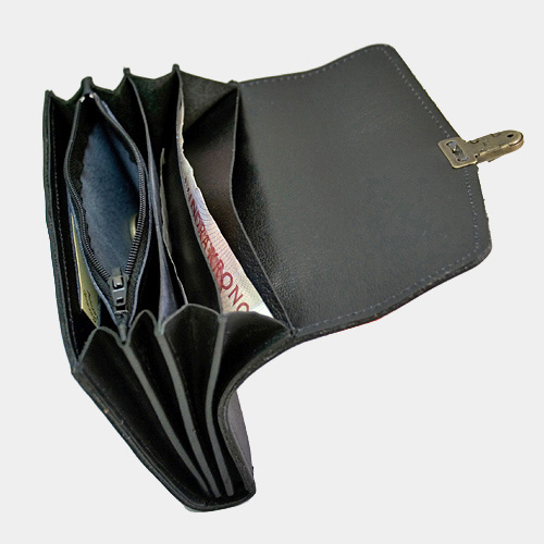 Cambist drivers purse. Genuine leather with solid brass details. Made in Sweden.
